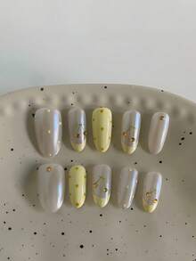 10片中号杏仁形美甲贴片，黄色波点扎染猫眼美甲贴纸，手工樱桃金水钻极简美甲贴片，适合生日、夏季、儿童节、派对、休闲、下午茶、情人节、母亲节等场合，包含1瓶果冻胶和1个指甲锉。 - 黃色 - 查看 1