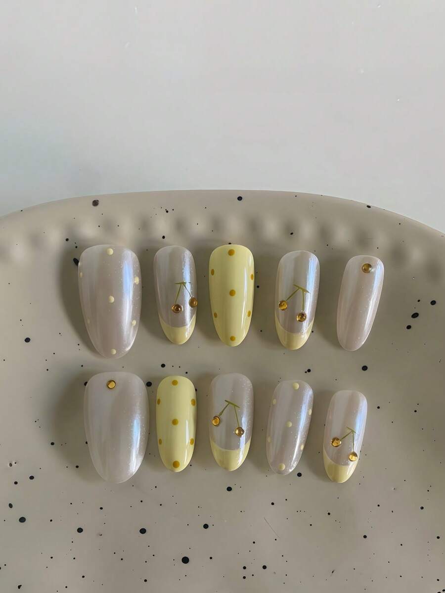 10片中号杏仁形美甲贴片，黄色波点扎染猫眼美甲贴纸，手工樱桃金水钻极简美甲贴片，适合生日、夏季、儿童节、派对、休闲、下午茶、情人节、母亲节等场合，包含1瓶果冻胶和1个指甲锉。 - 黃色 - 查看 1