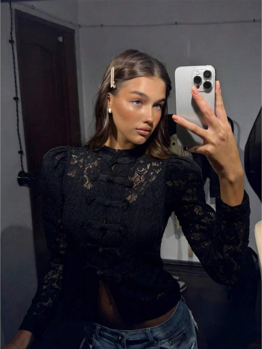 Women Long Sleeve Mandarin Collar Guipure Split Blouse Top Lace Floral Puff Sleeve Button-Down Shirt Slim Fit Elegant Sheer Tops Party Clubwear - 黑與白 - 查看 1