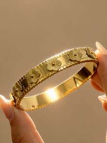 Znice 18K镀金不锈钢女士时尚手链，可叠戴单手镯，3D五叶花手链，四叶花钉手链，四叶花高品质水晶手链，防水防褪色，适合日常佩戴、派对聚会等场合，是馈赠亲友、情人节、圣诞节的理想之选。 - 金色11 - 查看 4