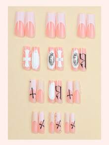 哥特风十字架装饰美甲贴片，24片装，超长梯形设计。采用透明冰粉色底色，黑白撞色拼接，饰以3D十字架图案、金属银色点缀和手绘哥特式字母。这款前卫甜美又不失哥特风的美甲贴片，是万圣节、派对或日常佩戴的完美之选。可卸除，可重复使用。 - 黑與白 - 查看 2