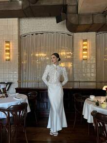 春秋季蕾丝钩领修身白色衬衫，时尚优雅的OL风，修身剪裁，泡泡袖设计，全蕾丝镂空纽扣，法式浪漫气息，优雅内搭 - 白色 - 查看 6