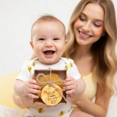 这款蜜蜂主题的迎婴派对礼品套装包含蜂巢形状的香皂、感谢卡和礼品袋，是性别揭晓派对装饰和迎婴派对游戏奖品的完美蜂蜜香味宾客回礼。