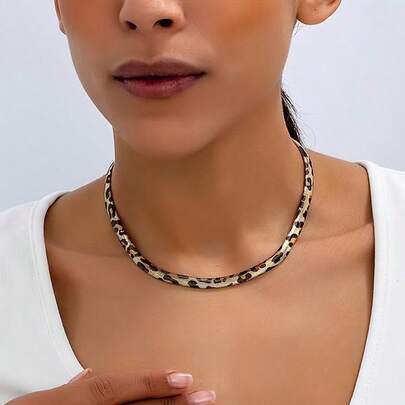 1 chiếc vòng cổ thiết kế họa tiết da báo cổ điển, thời trang và thanh lịch, phù hợp cho phụ nữ đeo hàng ngày.