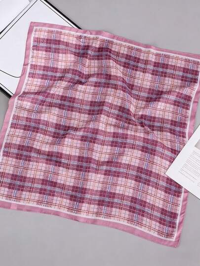 1条经典撞色格纹围巾，复古英伦格纹做旧纹理设计，多功能配饰，适合工作通勤和日常佩戴，可用作头巾、腰带或披肩。