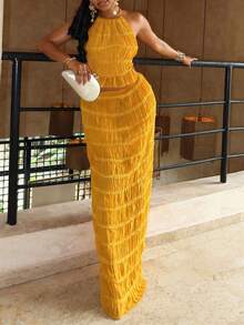 Bộ đồ đi nghỉ mát dành cho nữ gồm áo hai dây hở lưng và chân váy maxi được làm từ vải chiffon jacquard, có viền xếp ly và chi tiết ren nhiều lớp. Thiết kế dây mảnh là lựa chọn lý tưởng cho trang phục đi biển. Thanh lịch mùa hè. - Màu Mù tạt vàng - Xem 1