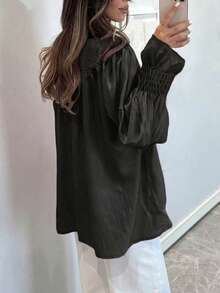 Blusa negra clásica para mujer, mangas de obispo elegantes, puños con volantes, diseño de cuello de camisa convencional, botones delanteros, blusa regular de poliéster. Blusa de poliéster con volantes delanteros y botones de unicolor, casual para primavera/verano - Negro - Ver 2