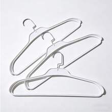 Móc treo quần áo bằng nhựa chịu lực cao, trọng lượng 25 pound (khoảng 11 kg), móc xoay, thích hợp cho áo khoác vai rộng và quần áo mùa đông dày (màu trắng). - Xem 8