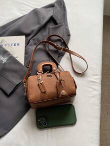 Nuevo bolso de mujer de alta gama y de moda, de unicolor, decorado con un diseño de letras, con asas dobles y correa para el hombro ajustable, se puede llevar en la mano, al hombro o cruzado. Eleva el aspecto general, el espacio interior puede acomodar llaves, lápiz labial y artículos de uso diario. Adecuado para el transporte, salidas, citas, compras y uso diario de las mujeres, un bolso de alta gama adecuado para diversas ocasiones. - Marrón - Ver 3