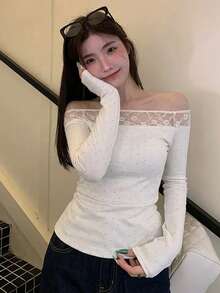 Blusa de mujer de manga larga y corta con hombros abiertos, con detalles de encaje de contraste delicado y detalles de rhinestone, tela elástica, adecuada para el otoño - Blanco - Ver 6