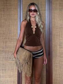 Top cropped feminino sexy com costas nuas, estilo anos 2000, alças finas e decote em V profundo. Ideal para o verão, passeios casuais, baladas e moda urbana. - Castanho Café - Ver 1