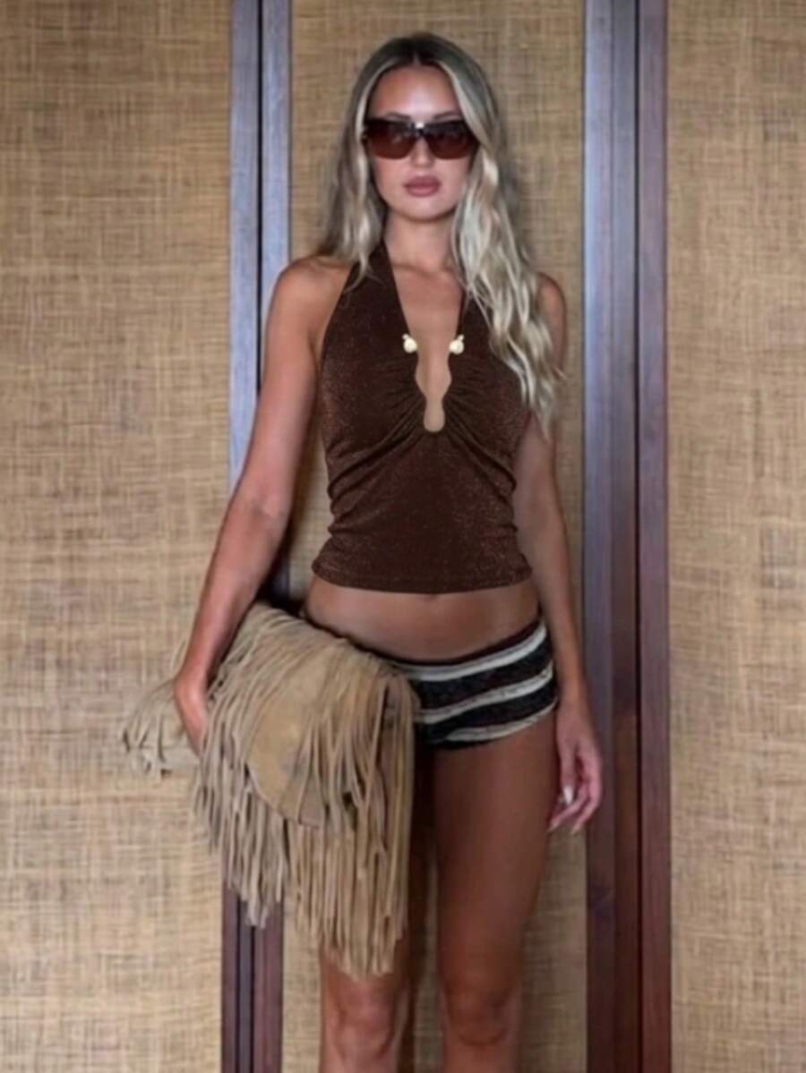 Top cropped feminino sexy com costas nuas, estilo anos 2000, alças finas e decote em V profundo. Ideal para o verão, passeios casuais, baladas e moda urbana. - Castanho Café - Ver 1