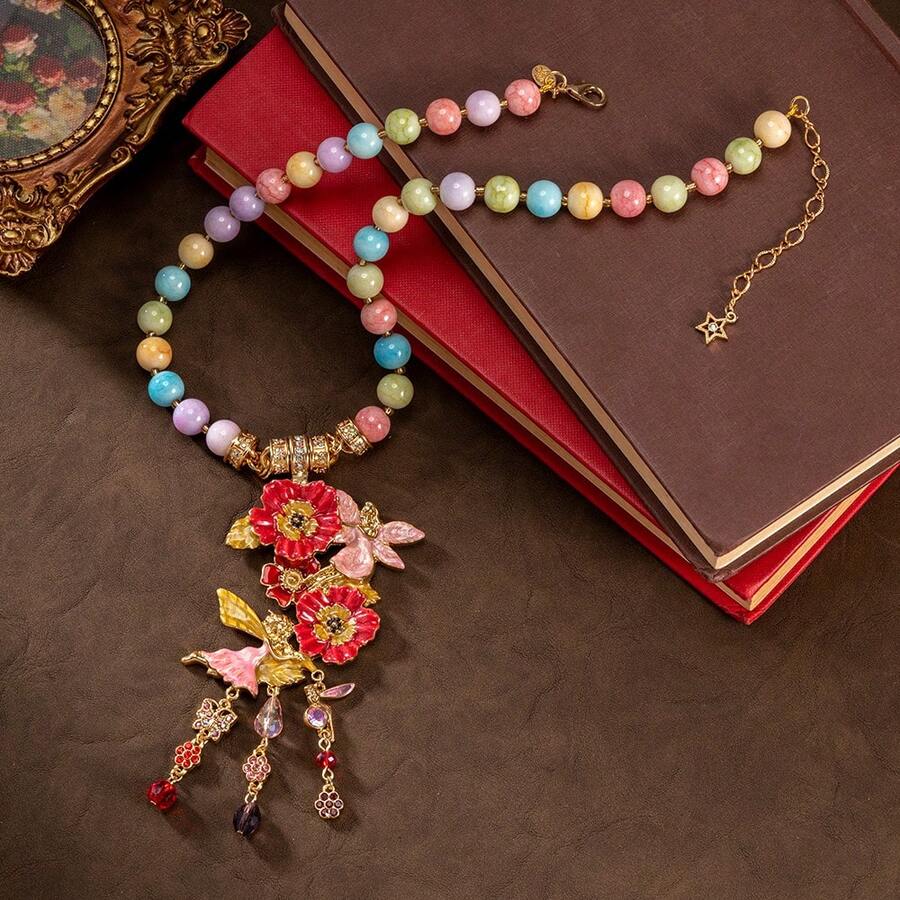 Un collier vintage de style européen et américain avec des pétales de papillon et un design de glaçure coulante, mettant en valeur le luxe. Il s'agit d'une pièce de bijouterie de mode haut de gamme, de luxe et élégante, fabriquée avec une base en alliage et des accents de pierres précieuses, convenant pour les soirées, les fêtes, le port quotidien et les cadeaux. - Multicolore - Voir 1