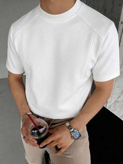 1 chiếc áo thun nam tay ngắn cổ tròn màu trắng, phối đường chỉ tương phản, chất liệu vải dệt dày dặn, có thể giặt máy, phong cách thời trang tối giản cổ điển, phù hợp cho mặc hàng ngày.