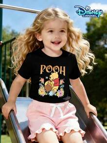 Disney Classic Animation Winnie The Pooh Round Neck T-Shirt For Girls, Featuring POOH Artistic Font Print And A Cute Image Of Winnie The Pooh Holding A Honey Pot. A Casual Top For Children, Comfortable For Kindergarteners, Versatile For Everyday Wear, Skin-Friendly And Breathable Short-Sleeved Children's Clothing. - 黑色 - 查看 1