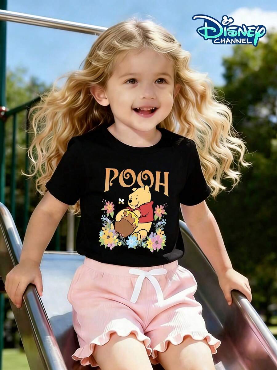 Disney Classic Animation Winnie The Pooh Round Neck T-Shirt For Girls, Featuring POOH Artistic Font Print And A Cute Image Of Winnie The Pooh Holding A Honey Pot. A Casual Top For Children, Comfortable For Kindergarteners, Versatile For Everyday Wear, Skin-Friendly And Breathable Short-Sleeved Children's Clothing. - 黑色 - 查看 1