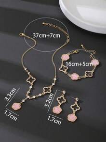 Bộ trang sức cao cấp, sang trọng gồm 1 mặt dây chuyền hình cỏ bốn lá rỗng màu vàng sáng bóng và 1 mặt dây chuyền hình cỏ năm lá màu hồng ngọt ngào, 1 đôi bông tai và 1 vòng tay dành cho nữ, kiểu dáng thanh lịch, thích hợp cho các dịp lễ hội. - Hồng - Xem 4