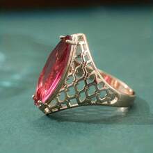 Anillo de boda y joyería de banquete de malla hueca elegante y vintage, incrustado con circonita cúbica sintética roja, accesorio de joyería de moda - Dorado - Ver 2