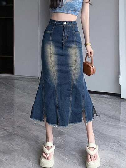 纯色高腰中长牛仔裙，流苏开衩设计，适合春夏秋季休闲度假穿着。