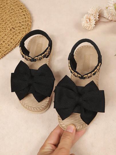 1 đôi sandal đế dày màu đen cho bé gái, chất liệu vải mềm mại, có nơ lớn, họa tiết hoa vàng, kiểu dáng cổ điển mũi tròn, co giãn, dễ xỏ, thời trang và dễ thương, phù hợp cho bé gái từ 3-15 tuổi, thích hợp đi hàng ngày, đi chơi, dự tiệc, du lịch, mùa xuân/hè.