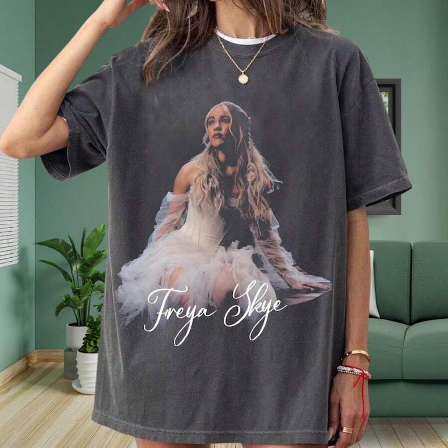 Freya Parker Skye Inspired T-Shirt, Ethereal Feminine Art Tee, Soft Girl Aesthetic Shirt, Comfort Co - 黑色 - 查看 1