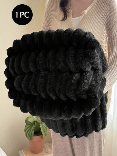 1条柔软保暖的条纹毛绒毯，用途广泛，适用于卧室、沙发、旅行、办公室等场所，四季皆宜，是送给亲朋好友的完美圣诞节和万圣节礼物。