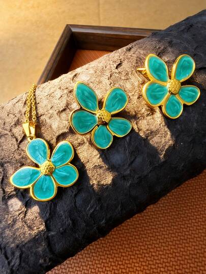 Set de 3 piezas de joyería de acero inoxidable con diseño floral, incluyendo collar, aretes y pulsera. Fresco y versátil para el verano, chapado en oro de 18K, adecuado para uso diario o como regalo