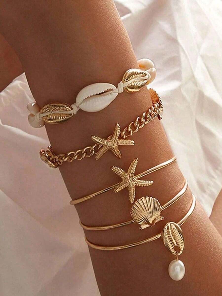 Conjunto de 5 pulseiras douradas com pingente de estrela-do-mar, concha e pérola em corrente metálica. Perfeitas para o dia a dia, encontros, férias, casamentos, feriados, aniversários, Dia das Mães e Dia dos Namorados. - Ouro - Ver 1