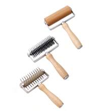 一套披萨面团DIY烘焙工具——包含擀面杖、披萨面团滚轮和披萨面团压模器，采用430不锈钢材质，橡胶木手柄，用途广泛，可用于制作披萨饼皮、馅饼面团、饺子皮等。 - 彩色 - 查看 12