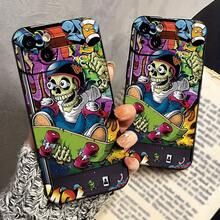 Funda mate para teléfono con diseño de calavera verde sobre patineta, que ofrece protección completa de 360 grados para varios modelos de iPhone, incluyendo 11, 12, 13, 14, 15, 16, 17 Pro Max, Plus y Air. - Colores mixtos - Ver 4