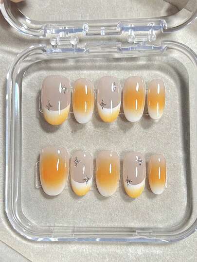 10 móng tay giả thủ công nguyên chất, móng ngắn, móng oval, màu cam, nhẹ nhàng và dịu nhẹ, phong cách nữ tính ấm áp, nền màu nude với hiệu ứng chuyển màu cam ấm áp, trang trí đá rhinestone hình ngôi sao bạc, móng tay giả ngọt ngào và đa năng dành cho phụ nữ và bé gái, thích hợp cho các lễ hội, tiệc tùng và sử dụng hàng ngày trong mùa xuân, hè, thu, đông.