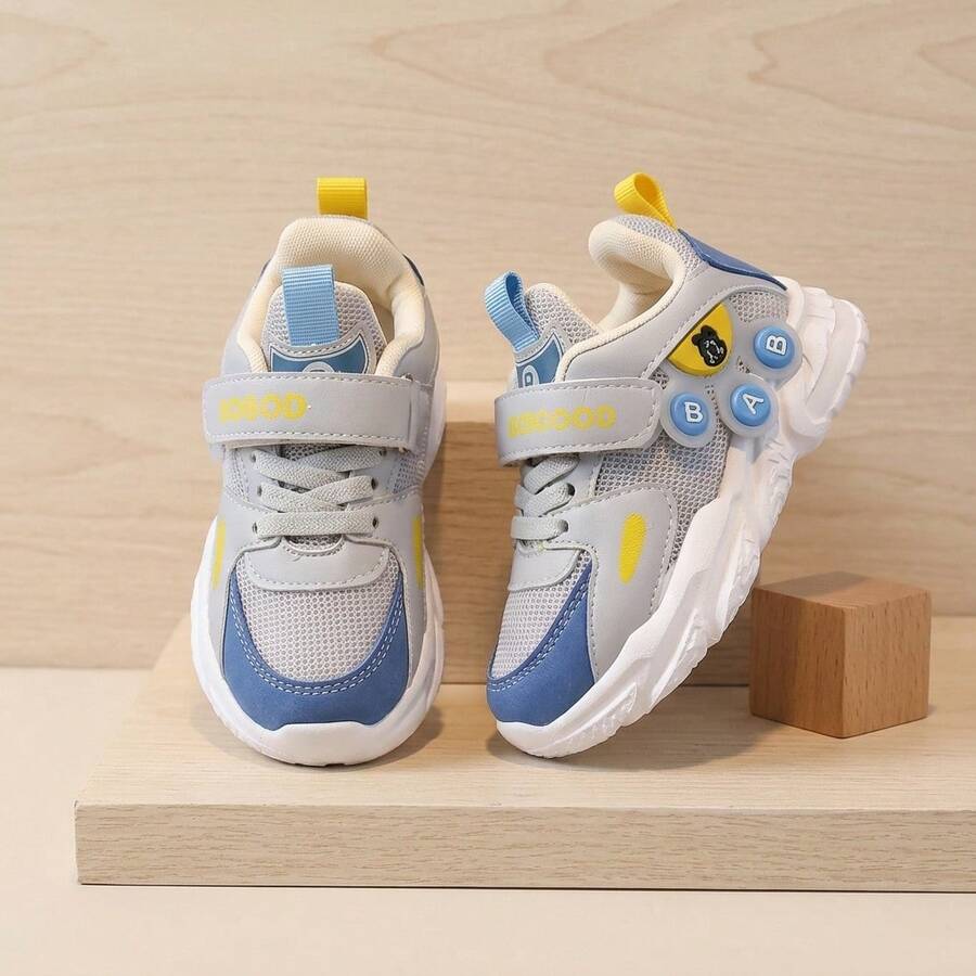 Tenis para Niños y Niñas Zapatillas Deportivas de Malla Transpirable y Piel Sintética con Cierre de  Ajustable Calzado Infantil Casual de Suela Gruesa con Amortiguación Zapatos Deportivos Modernos con Decoración de Letras Estilo de Moda Tenis Ligeros Cómodos Antideslizantes Resistentes al Desgaste - Azul - Ver 1