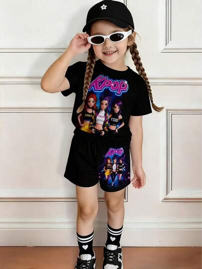 夏季女童宽松圆领短袖卡通印花T恤短裤套装，适合休闲街头穿搭，是送给孩子的绝佳礼物，也是户外活动的理想之选。