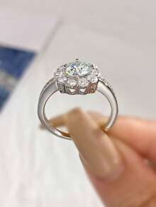 1 chiếc nhẫn Moissanite hình hoa hướng dương tròn 1.0CT bằng bạc Sterling (S925) - Món quà thanh lịch và sang trọng dành cho lễ đính hôn, đám cưới, bạn thân, sinh nhật và kỷ niệm; Trang sức cô dâu - Nhẫn moissanite tròn-1ct - Xem 3