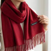 Unisex Solid Color Winter Scarf With Fringe, Classic Style. Long And Thick Faux Cashmere Scarf For Women And Men. Warm And Soft Accessory Ideal For Cold Days. Wind Protection For Daily Use And Leisure. Versatile Piece That Matches Various Autumn And Winter Looks. Available In Several Colors To Complete Your Style With Elegance And Comfort. - 紅色 - 查看 1