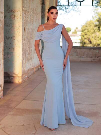 Faeriesty Enaxlad rygglös aftonklänning, figurnära silhuett, elegant draperad design, lång böljande kjol, lämplig för formella banketter, galor, fotograferingar, prisutdelningar, jubileumsfiranden och andra tillfällen