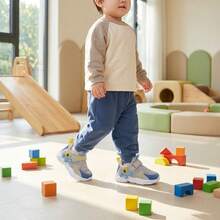 Tenis para Niños y Niñas Zapatillas Deportivas de Malla Transpirable y Piel Sintética con Cierre de  Ajustable Calzado Infantil Casual de Suela Gruesa con Amortiguación Zapatos Deportivos Modernos con Decoración de Letras Estilo de Moda Tenis Ligeros Cómodos Antideslizantes Resistentes al Desgaste - Azul - Ver 9
