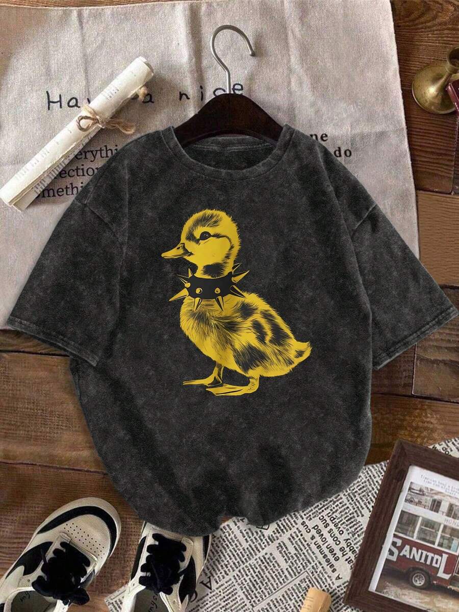 大尺碼女款 Y2K 復古水洗圓領 T-shirt，配龐克鉚釘頸飾與可愛黃鴨印花，時尚上衣，適合日常外出與休閒夏季穿搭，黑色