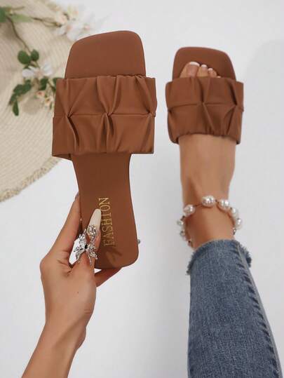 2026新款女士软褶仿皮方头拖鞋，专为宽脚设计，易于穿脱，舒适百搭，简约奢华风格，适合夏季日常穿着、休闲、海滩度假等场合。