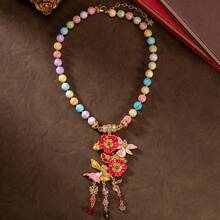 Un collier vintage de style européen et américain avec des pétales de papillon et un design de glaçure coulante, mettant en valeur le luxe. Il s'agit d'une pièce de bijouterie de mode haut de gamme, de luxe et élégante, fabriquée avec une base en alliage et des accents de pierres précieuses, convenant pour les soirées, les fêtes, le port quotidien et les cadeaux. - Multicolore - Voir 6
