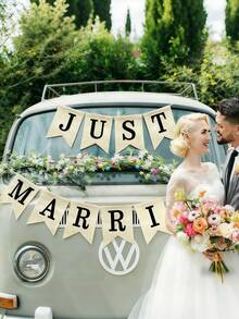 Bannière "Just Married" : Lin vintage, style rustique ; Bannière "Just Married" : Blanc cassé avec lettres noires ; Décorations de voiture de fiançailles et de mariage pré-assemblées ; Banderoles et décorations de mariage pour la cérémonie de remise des cadeaux de la mariée - Jeunes mariés tenant un drapeau - Voir 5