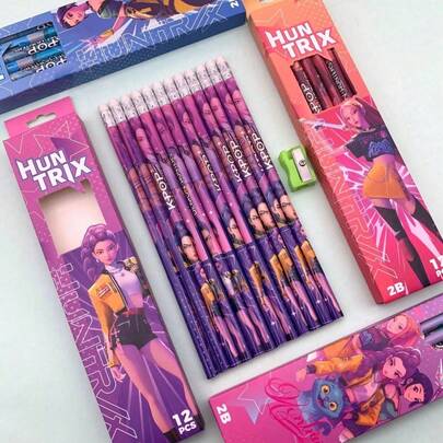 Hasbro 一盒12支装K-POP《魔女猎人》“魔女女孩”主题铅笔，包含Lumi、Mira、Zoe等角色，适合书写，可作为节日礼物、生日礼物、K-POP《魔女猎人》粉丝聚会、生日派对、独特节日装饰（款式随机）