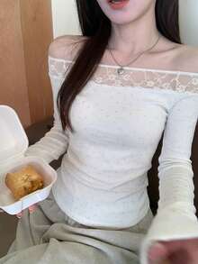 Blusa de mujer de manga larga y corta con hombros abiertos, con detalles de encaje de contraste delicado y detalles de rhinestone, tela elástica, adecuada para el otoño - Blanco - Ver 5