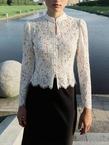 春秋季蕾丝钩领修身白色衬衫，时尚优雅的OL风，修身剪裁，泡泡袖设计，全蕾丝镂空纽扣，法式浪漫气息，优雅内搭 - 白色 - 查看 4