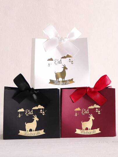 Hộp quà Eid Al-Adha mạ vàng hình con dê, món quà mang không khí lễ hội, vật dụng cần thiết để đựng kẹo. Có sẵn màu trắng, đen và đỏ tía. Hộp được in mạ vàng với các biểu tượng truyền thống của Eid Al-Adha như dê, đèn lồng và mây. Đi kèm với ruy băng chúc mừng "Eid Mubarak" và nơ satin cùng màu. Một lựa chọn cao cấp cho bữa tiệc Eid Al-Adha, làm quà tặng hàng ngày và để đựng kẹo/đồ ăn nhẹ, gửi gắm những lời chúc ấm áp trong kỳ nghỉ lễ.