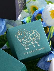 Hộp quà Eid Al-Adha hình chú cừu hoạt hình mạ vàng, quà tặng sang trọng cho kỳ nghỉ lễ, lý tưởng để đựng các vật dụng nhỏ. Có sẵn màu trắng, xanh đậm và đen. Hộp có hình chú cừu hoạt hình mạ vàng và dòng chữ tiếng Ả Rập "Eid Adha Mubarak", thiết kế sống động và trang nhã, phù hợp cho các buổi họp mặt gia đình và làm quà tặng cho bạn bè và người thân trong dịp Eid Al-Adha. Có thể dùng để đựng kẹo, trang sức và các vật dụng nhỏ khác, truyền tải những lời chúc ấm áp và vui vẻ trong kỳ nghỉ lễ. - Xem 3