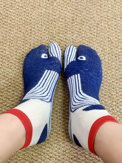 1 par de calcetines rectos con tubo divertido y lindo con patrón abstracto de ballena azul a rayas, adecuado para todas las estaciones