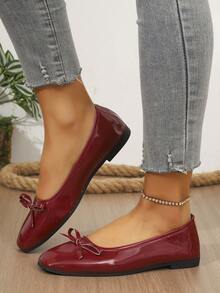 Os mais recentes sapatos femininos de amarrar na cintura são mocassins modernos e confortáveis. Adequados para universidade, escola, uso casual, festas e bailes. Características destes sapatos: design multicolorido e sola plana. Sapatilhas de ballet. - Borgonha - Ver 5