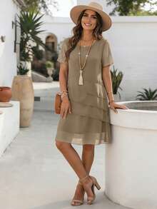 新款优雅休闲雪纺连衣裙，适合秋冬季节穿着。纯色短袖圆领，飘逸荷叶边下摆，宽松腰身设计，透气垂坠，适合办公室、派对和日常穿着。 - 杏色 - 查看 3