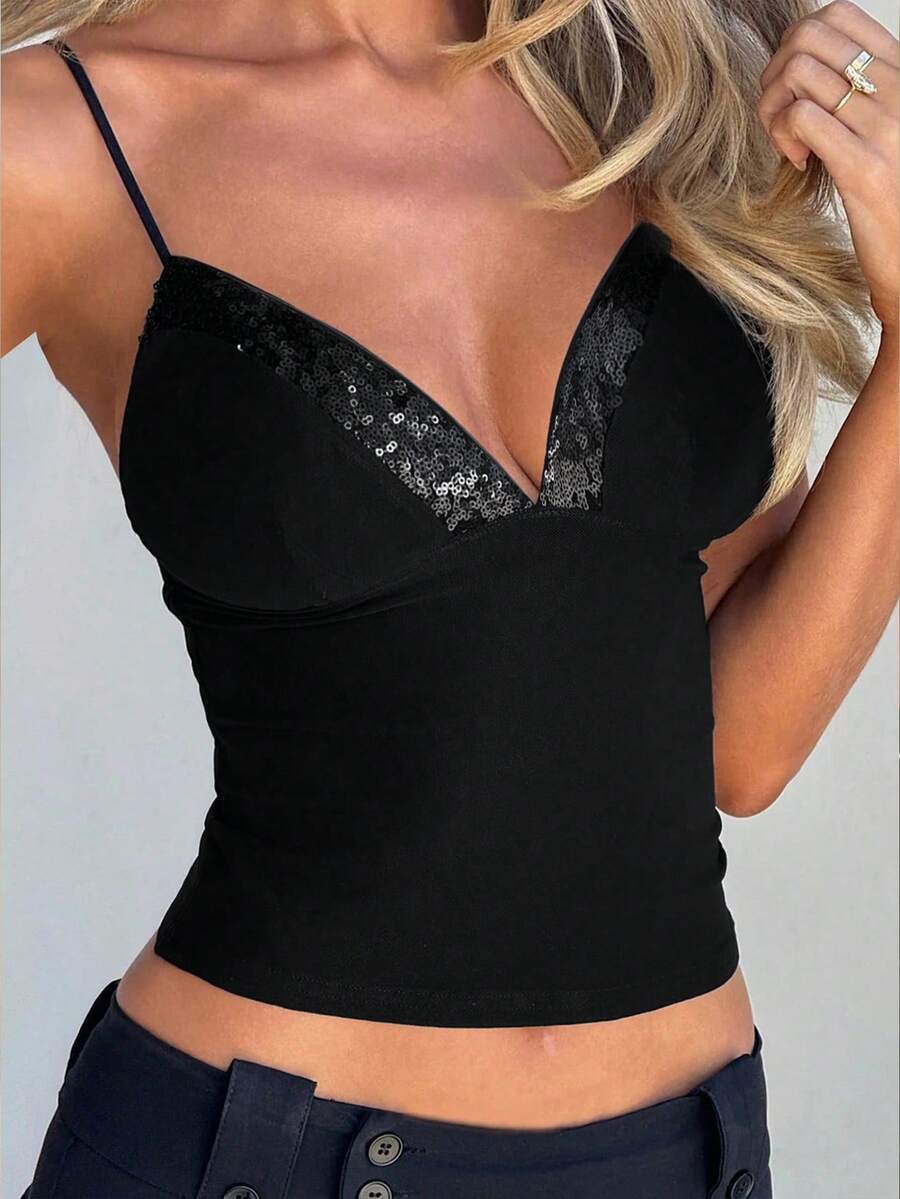 Nữ influencer người Mỹ gợi cảm trong kỳ nghỉ biển, diện áo hai dây hở lưng, cổ chữ V xẻ sâu, đính sequin và họa tiết, phong cách thường ngày. - màu đen - Xem 1